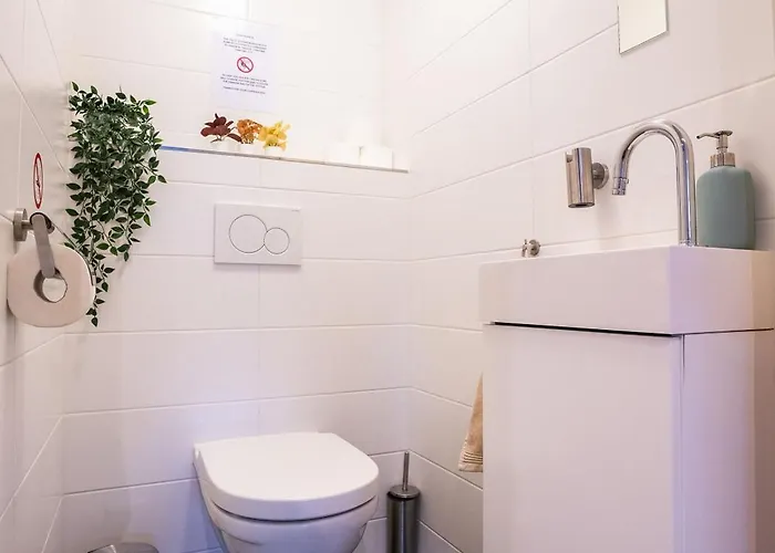 Nassau Canal - In The Heart Of The 招待所