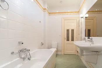 Nassau Canal - In The Heart Of The 招待所