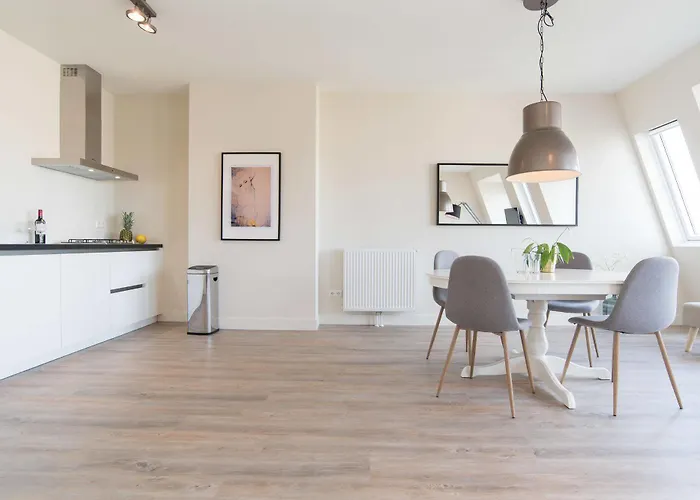 Nassau Canal - In The Heart Of The 招待所